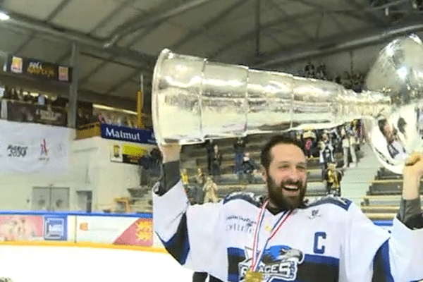 La joie des hockeyeurs gapençais après leur titre de champions de France !