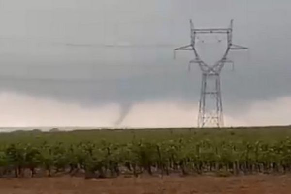 Météo France signale une tornade entre Pézenas et Clermont-l'Hérault. Le département de l'Hérault est placé en vigilance jaune. 