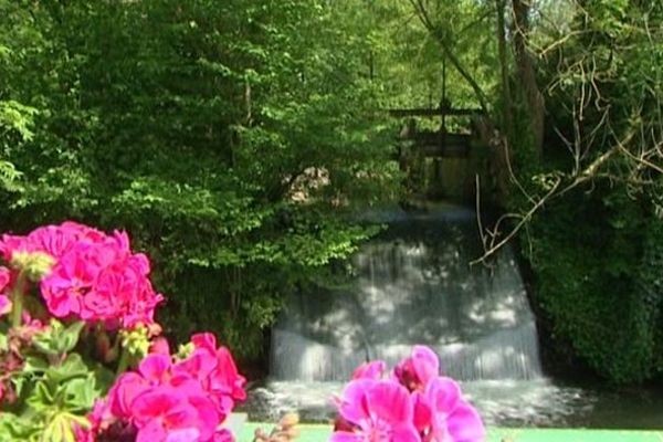 La cascade de Sebourg, l'un des lieux emblématiques du village.