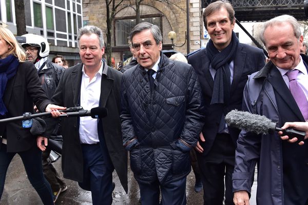 François Fillon, avec le Meusien Gérard Longuet à ses côtés, à l'entrée de son quartier général de campagne, peu après son allocution mercredi 1er mars 2017.