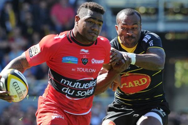 Josua Tuisova, le jeune ailier fidjien de 21 ans, ici sous les couleurs du RCT à gauche.