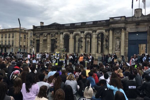 3500 collégiens et lycéens ensemble dans les rues de Bordeaux pour dénoncer le racisme et les violences policières. "Il y a de l'espoir qui va naître de ça" a déclaré Philippe Poutou qui a posté cette photo sur son compte twitter.