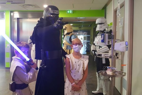 Des personnages de Star Wars ont rendu visite aux enfants malades de l'hôpital américain de Reims ce samedi 1er juin 2019. 