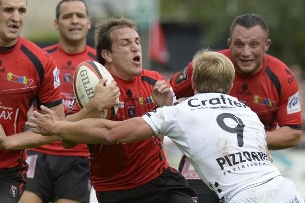 Claasens (en blanc) un peu isolé face à la fougue des joueurs d'Oyonnax