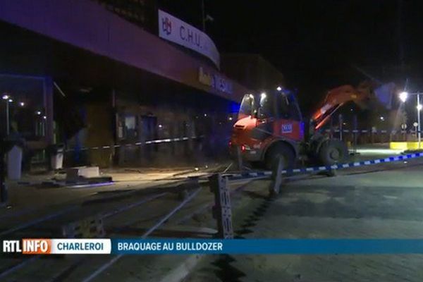 Les malfaiteurs ont utilisé un bulldozer pour s'emparer d'un distributeur de billets dans le hall.