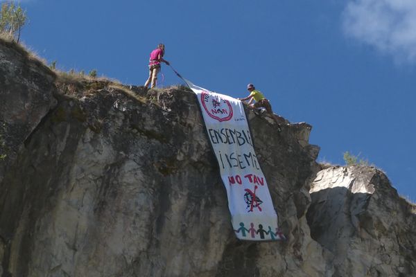 Des manifestants ont déplié une banderole contre le projet de ligne Lyon-Turin, dimanche 4 septembre à Villarodin-Bourget en Haute-Maurienne (Savoie)