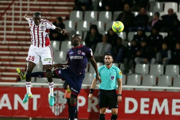 Fontaine et Maazou à la lutte dans les airs le 3 février 2017 pour la 23ème journée du championnat de France de Ligue 2 : L'AC Ajaccio bat Clermont (2-1) 