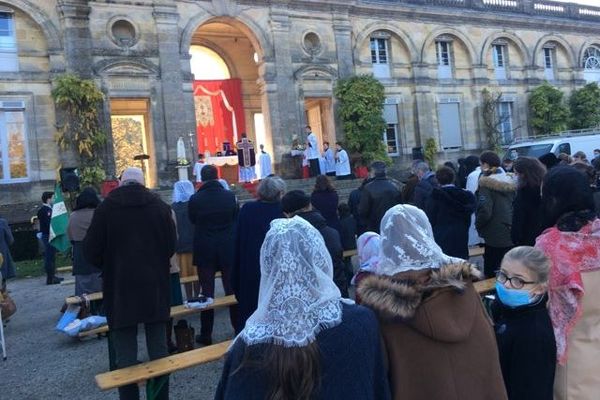 Une messe en plein air rassemble au moins 300 fidèles ce dimanche 29 novembre au matin au Jardin Public de Bordeaux. 