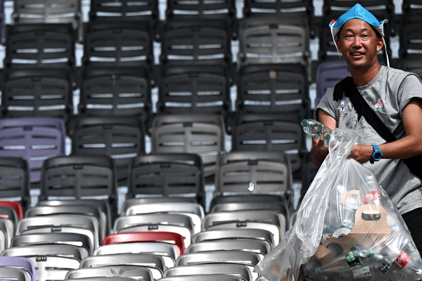 Supporter Japonais en train de nettoyer le Stadium de Toulouse