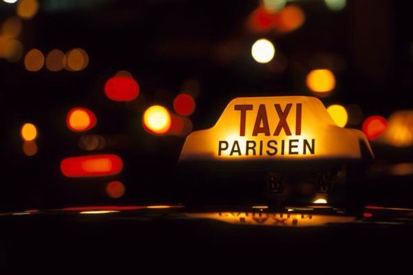 Les taxis parisiens redoutent la concurrence des voitures de tourisme avec chauffeurs (VTC) et des motos-taxis.