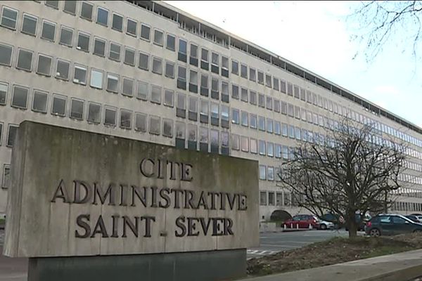 Les 1 200 agents de la cité administrative viennent d'apprendre que de l'amiante se trouve dans les joints des fenêtres du bâtiment.