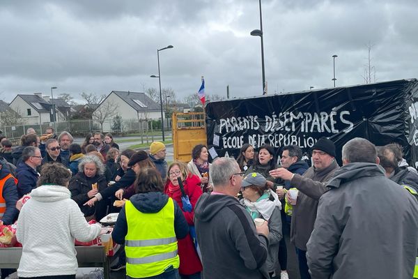 Des parents d’élèves et des professeurs du collège Marcel-Pagnol de Plouay se sont mobilisés ce samedi 16 mars contre les réformes de l’enseignement. Ces nouvelles mesures, annoncées par le premier ministre Gabriel Attal, doivent prendre effet à la rentrée 2024 pour les classes de 6e et 5e.