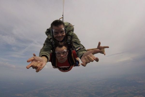 Pendant son premier saut en parachute, Pierre a réalisé la chorégraphie à la "spider-man" qu'il avait minutieusement préparée 