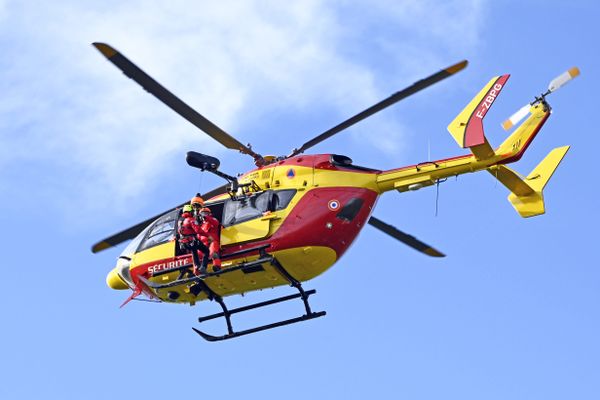 Un hélicoptère "Dragon" de l'Hérault est mobilisé pour secourir l'homme de 78 ans, tombé en tracteur dans un ravin de l'Aveyron.