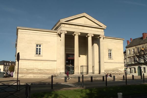 Lionel Agullo ne s'est pas présenté ce lundi 8 novembre à son procès aux assises de la Dordogne. Le sexologue va néanmoins y être jugé pour viols en son absence.