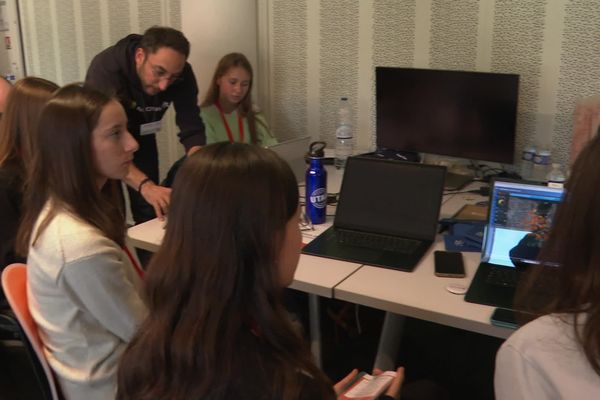 Lors du Girls Tech Day, organisé à Nice ce samedi 18 novembre, des ingénieures expliquent à des adolescentes comment l'intelligence artificielle