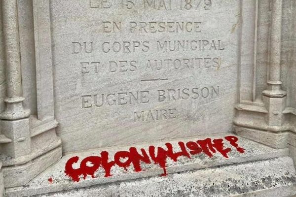 Le socle de la statue de Jacques-Coeur, à Bourges, a été vandalisée ce dimanche 21 juin.