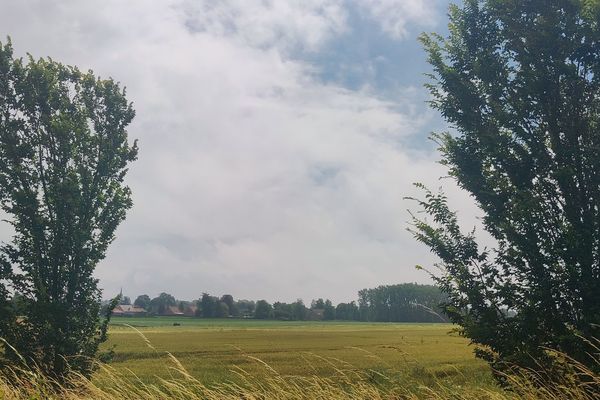 Ciel menaçant avec des averses sur la moitié nord de la région