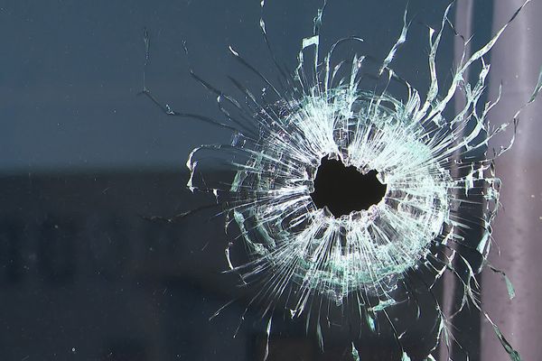 De nombreux impacts de balle ont été relevés sur la vitrine d'un café de la Patrotte à Metz-Nord.