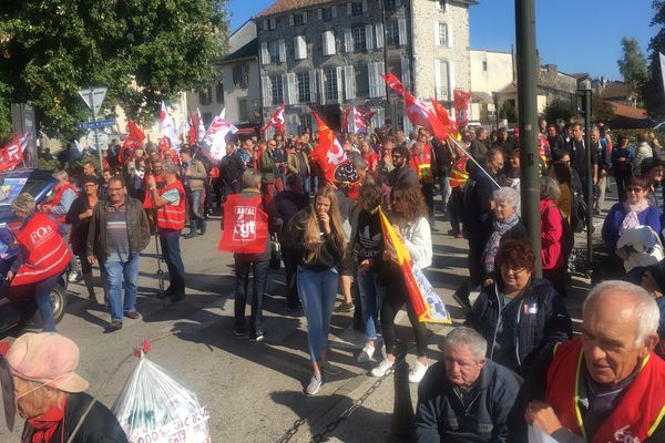 Plusieurs centaines de personnes ont défilé dans les rues d'Aurillac pour protester contre la politique du gouvernement. 