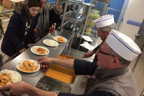 Du poulet local dans les assiettes à la cantine du collège de Divonne-les-Bains