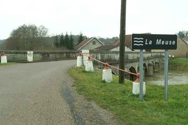 Le corps d'une femme a été découvert dans la Meuse par des kayakistes.