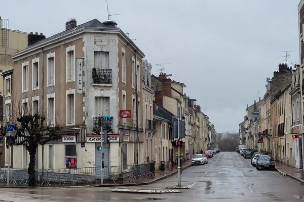 Des barrières de sécurité devant les immeubles en centre-ville de Limoges témoignent de la vétusté de certains bâtiments qui doivent être réhabilités.