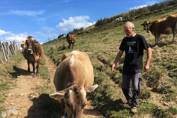 Installé à Riom-ès-Montagnes, dans le Cantal, Richard Vallée a choisi en 2018 de se convertir au bio. Avec la sécheresse qui frappe le département, il est confronté à de nombreuses difficultés.