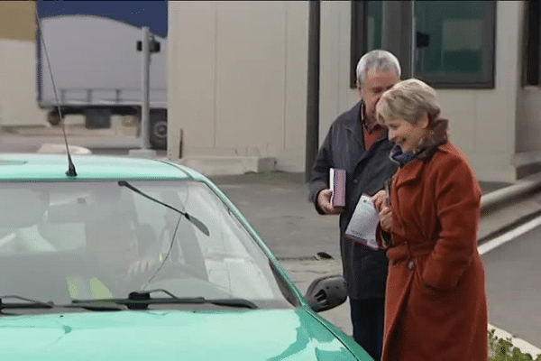 Marie-Guite Dufay devant l'usine PSA de Vesoul 