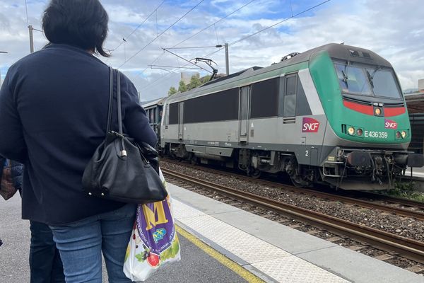 Ce vendredi 25 octobre, certains passagers ont dû attendre plusieurs heures leur train en raison de nombreux retards et suppressions de trains. Une panne de signalisation en serait à l'origine, explique la SNCF via son compte X (ex-Twitter).