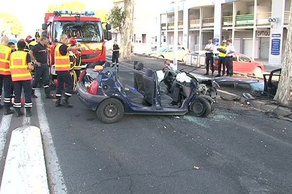 , A Perpignan, les pompiers ont du désincarcérer les occupants du véhicule en découpant le toit.
