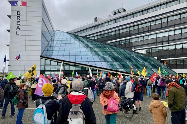 La manifestation contre le démarrage de l'EPR a débuté au siège de l'ASN, à Caen.