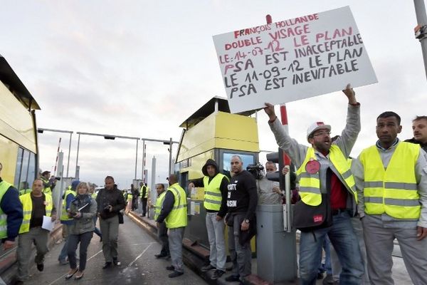 Opération Péage gratuit sur l'autoroute A1 à Senlis : les salariés PSA protestent contre la fermeture de leur site d'Aulnay-sous-Bois