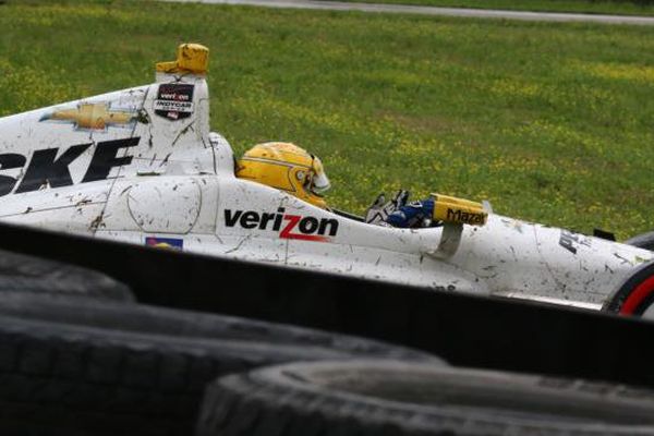 La sortie de route de Simon Pagenaud après son accrochage avec le Français Sébastien Bourdais.