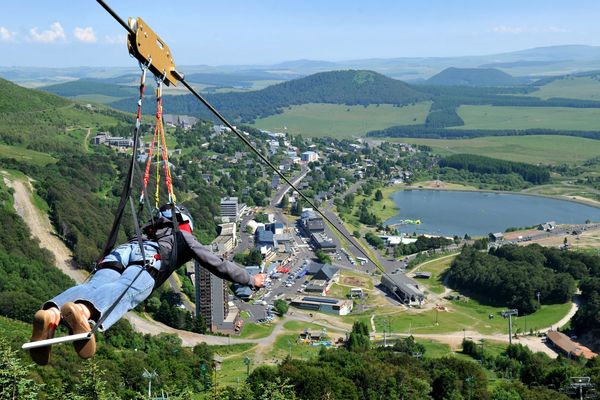 Avec la tyrolienne de la Super-Besse, suspendu en position allongé, vous filerez à plus de 100km/h pendant une minute, à une cinquantaine de mètres du sol.