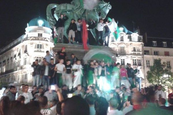 Les supporters de l'Algérie ont investi la place du Martroi d'Orléans pour fêter la qualification des Fenechs en huitièmes de finale de la coupe du monde. 