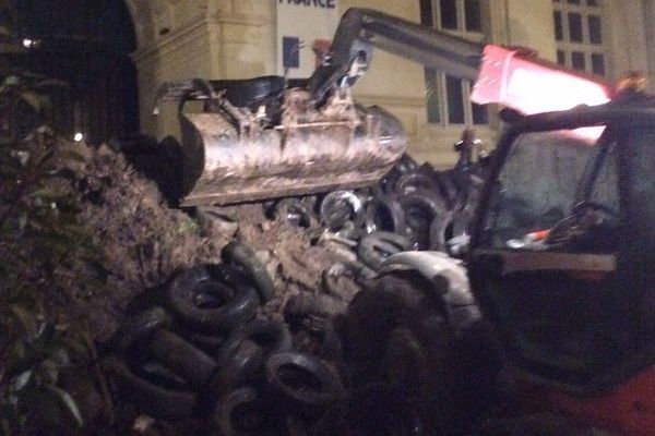 Les Jeunes agriculteurs ont littéralement emmuré la préfecture de Niort