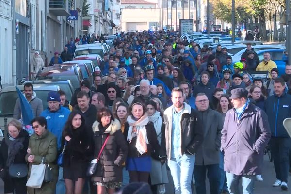 Le cortège a rassemblé plusieurs centaines de personnes, qui avaient toutes, un jour ou l'autre, croisé l'homme en bleu.