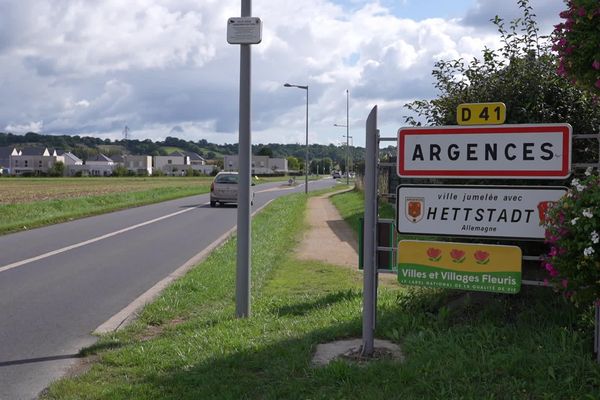 Une information judiciaire pour assassinat a été ouverte après la mort d'un homme, le 11 septembre 2024, des suites de ses blessures par balles à Argences, près de Caen. En pleine nuit, des coups de feu avaient été tirés sur un parking dans un quartier résidentiel calme de la commune.