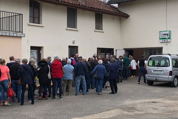 Une queue d'acheteurs devant le bar-restaurant de Bény (Ain). 