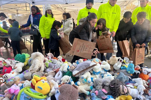 Près de 800 enfants des quartiers défavorisés de Montpellier sont repartis les bras chargés de cadeaux.