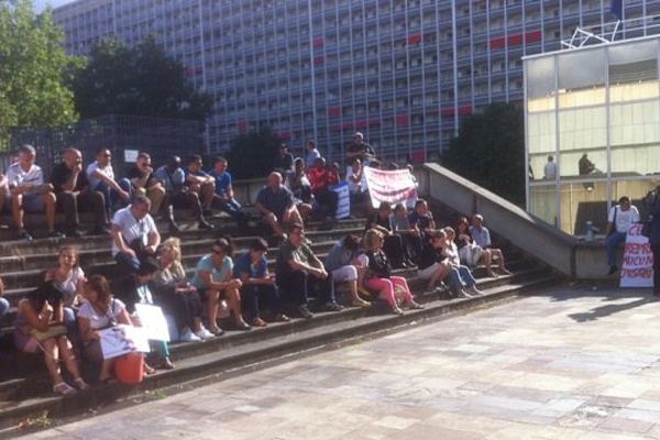 Ce jeudi matin, les salariés de Cenntro Motors devant la Métropole de Lyon pour protester contre les licenciements prévus - 9/7/15