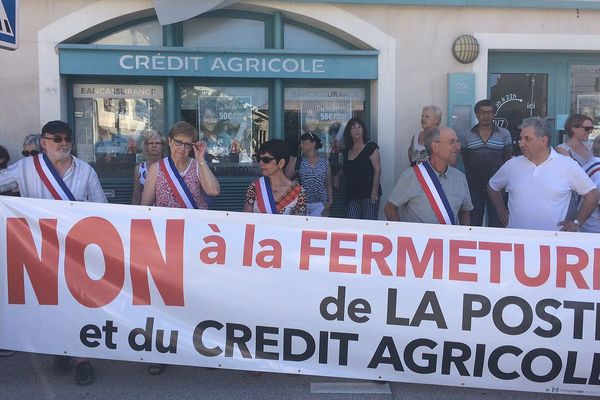 La manifestation contre la fermeture de la poste et de la banque de Puisserguier mobilise la population mais aussi les élus biterrois.