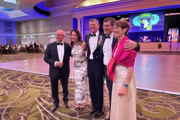 Le Maire de Carentan-les-Marais, Jean--Pierre lhonneur au bal de la 101st Airborne à Nashville (USA).