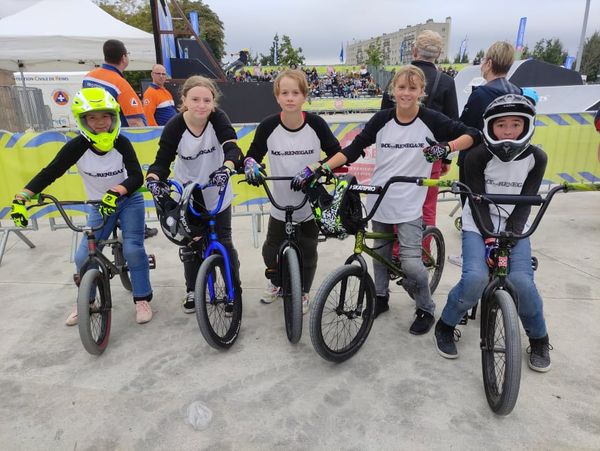 Cinq copines du même club de Toul (Meurthe-et-Moselle) lors du FISE de Reims.