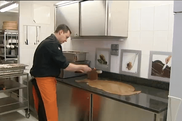 Nicolas Haag, chocolatier, dans son atelier à Plachy-Buyon (80) en avril 2012.