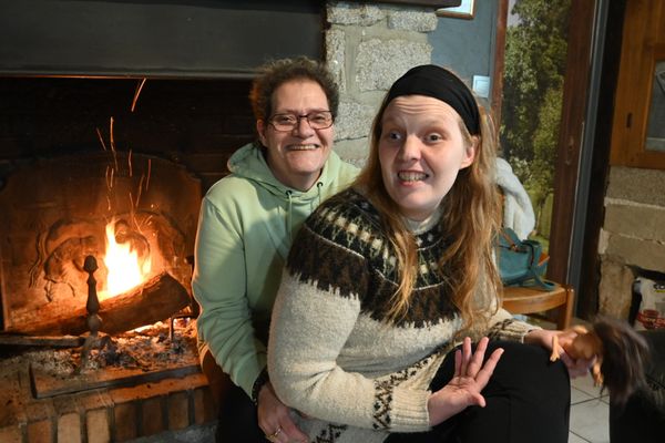 Elsa, 27 ans, a attendu plusieurs années avant de trouver une place à temps complet dans un foyer pour adultes handicapés, car les établissements sont saturés dans tout le département.