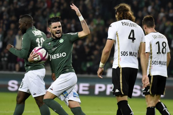 Les Verts de l'AS Saint-Etienne l'ont emporté face aux Angevins qui se déplaçaient ce dimanche 4 novembre dans le chaudron du stade Geoffroy Guichard.