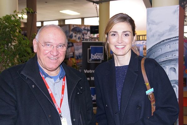 Julie Gayet avec Oreste Sacchelli, délégué artistique du festival du film italien de Villerupt