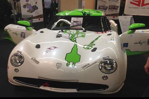 Paris - le Cévennes Club Car d'Alès est récompensé au Concours Lépine 2016, pour son prototype de voiture électrique, la e-Hemera - mai 2016